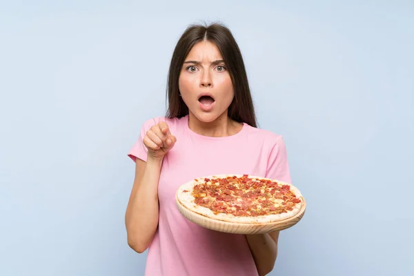 Jolie Jeune Fille Tenant Une Pizza Sur Mur Bleu Isolé — Photo