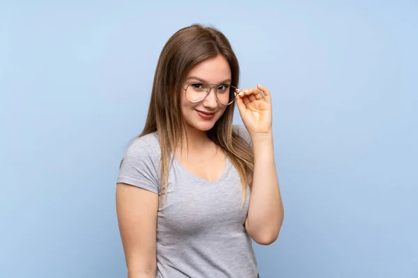 Adolescente Chica Sobre Aislado Azul Pared Con Gafas Feliz —  Fotos de Stock