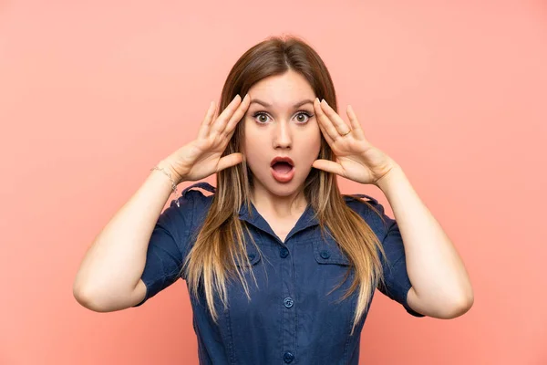 Teenager Mädchen Über Isoliertem Rosa Hintergrund Mit Überraschendem Ausdruck — Stockfoto