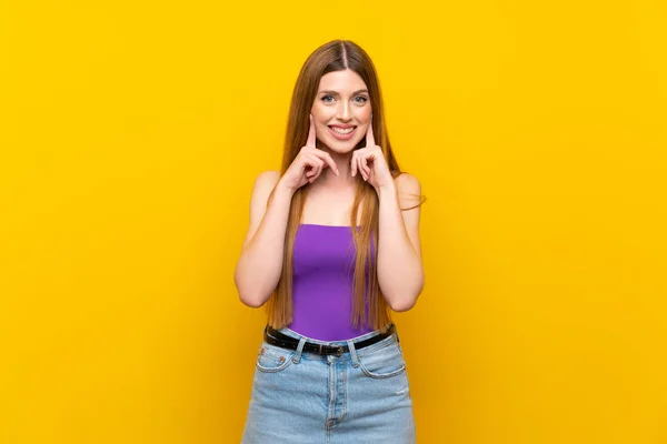 Jovem Mulher Sobre Fundo Amarelo Isolado Sorrindo Com Uma Expressão — Fotografia de Stock