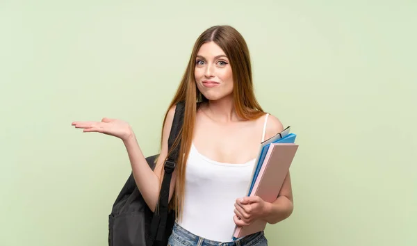 Ung Student Kvinna Över Isolerad Grön Bakgrund Har Tvivel Med — Stockfoto