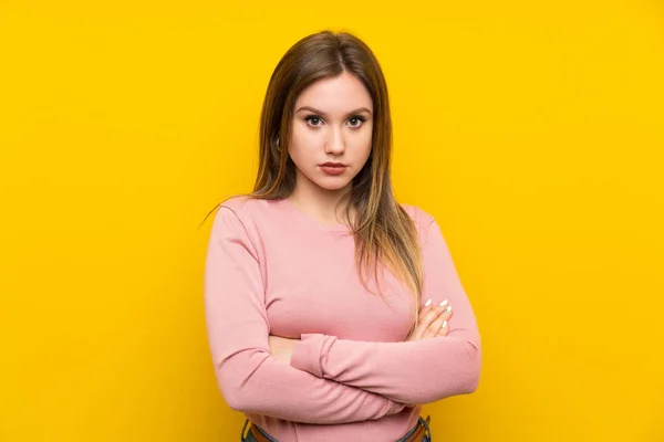 Teenagerka Nad Izolovanými Žlutými Pozadí — Stock fotografie