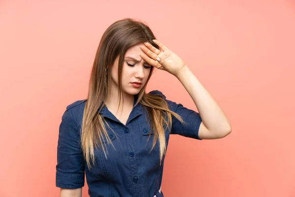 Teenager Mädchen Über Isoliertem Rosa Hintergrund Mit Müdem Und Krankem — Stockfoto