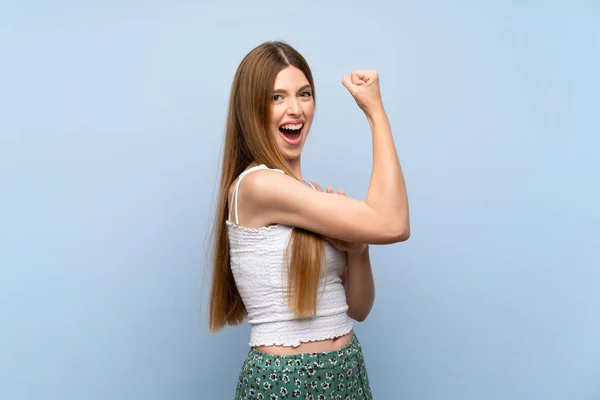 Giovane Donna Sfondo Blu Isolato Facendo Gesto Forte — Foto Stock