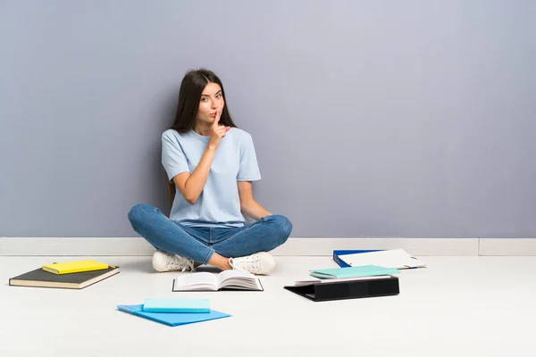 Joven Estudiante Con Muchos Libros Suelo Haciendo Gesto Silencio — Foto de Stock