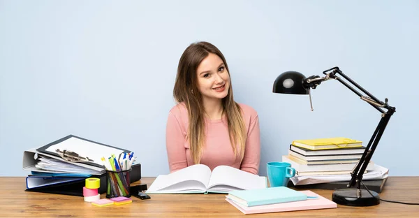 Adolescente Estudiante Chica Habitación Riendo — Foto de Stock