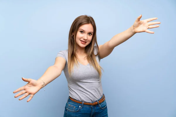 Menina Adolescente Sobre Parede Azul Isolada Apresentando Convidando Para Vir — Fotografia de Stock