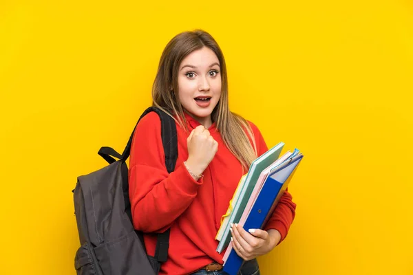 Έφηβος Μαθήτρια Πάνω Από Κίτρινο Φόντο Γιορτάζει Μια Νίκη — Φωτογραφία Αρχείου
