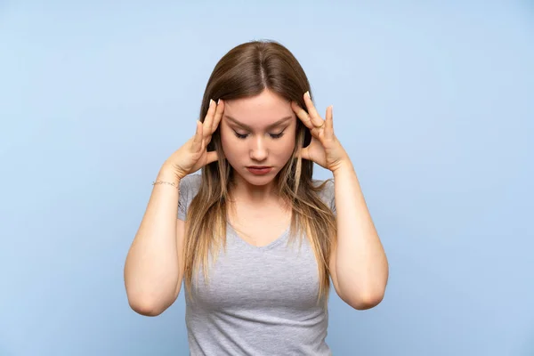 Teenager Girl Isolated Blue Wall Headache — Stock Photo, Image