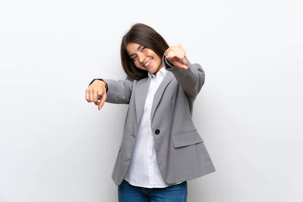 Junge Geschäftsfrau Vor Isoliertem Weißen Hintergrund Zeigt Lächelnd Mit Dem — Stockfoto