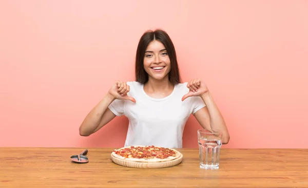 Jeune Femme Avec Une Pizza Fière Auto Satisfaite — Photo