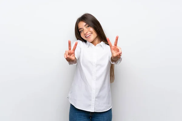 Jovem Mulher Sobre Isolado Fundo Branco Sorrindo Mostrando Sinal Vitória — Fotografia de Stock