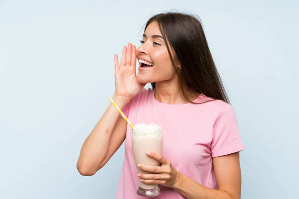 Mujer Joven Con Batido Fresa Sobre Fondo Azul Aislado Gritando —  Fotos de Stock