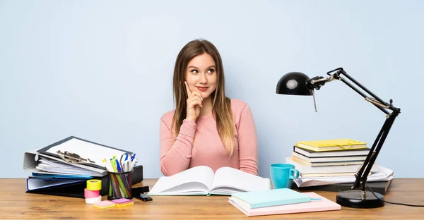 Adolescente Estudiante Chica Habitación Pensando Una Idea — Foto de Stock