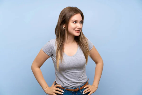 Teenagerka Nad Izolovanou Modrou Zdí Pózovaná Rukama Bok Usmívajíje — Stock fotografie