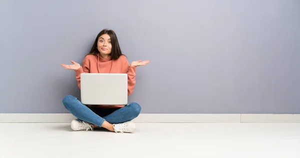 Fiatal Tanuló Lány Egy Laptop Padlón Amelyek Kétségei Összekeverik Arckifejezés — Stock Fotó