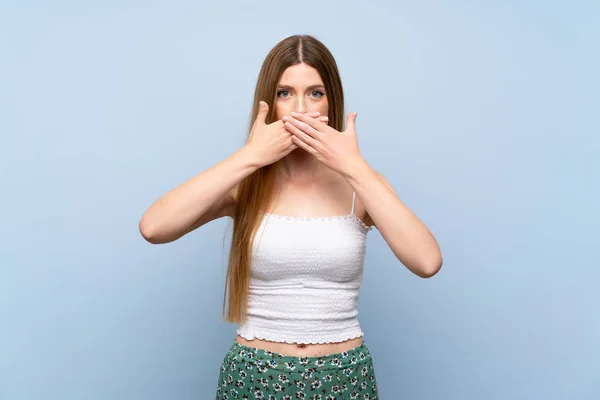 Mujer Joven Sobre Fondo Azul Aislado Cubriendo Boca Con Las — Foto de Stock