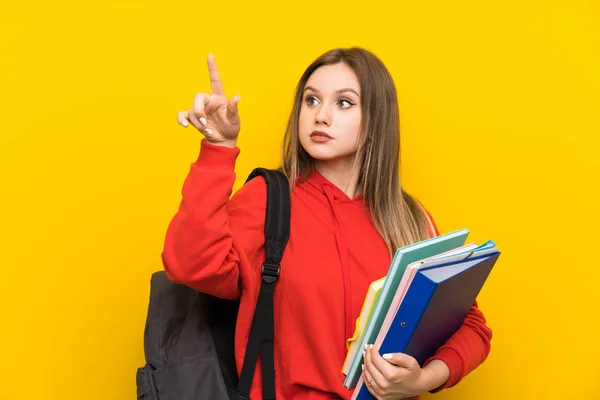 Nastolatek Uczeń Dziewczyna Żółtym Tle Dotykając Przezroczystym Ekranie — Zdjęcie stockowe