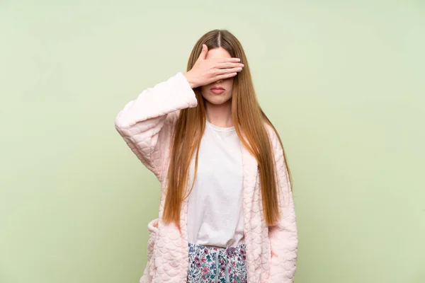 Jovem Mulher Vestido Vestir Sobre Parede Verde Cobrindo Olhos Por — Fotografia de Stock