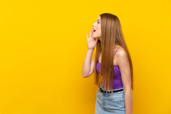 Jovem Mulher Sobre Fundo Amarelo Isolado Gritando Com Boca Aberta — Fotografia de Stock