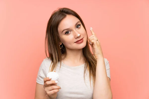 Tiener Meisje Roze Achtergrond Met Moisturizer — Stockfoto