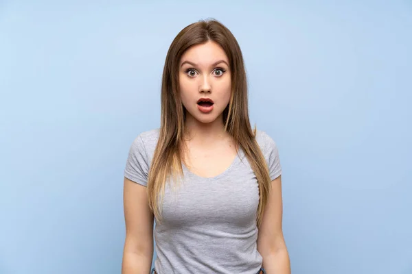 Adolescente Chica Sobre Aislado Azul Pared Con Sorpresa Expresión Facial —  Fotos de Stock