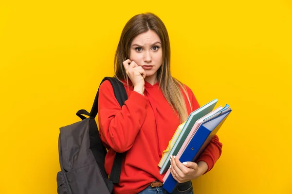 Sarı Arka Plan Sinirli Korkmuş Üzerinde Genç Öğrenci Kız — Stok fotoğraf