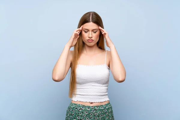 Jovem Mulher Sobre Fundo Azul Isolado Com Dor Cabeça — Fotografia de Stock