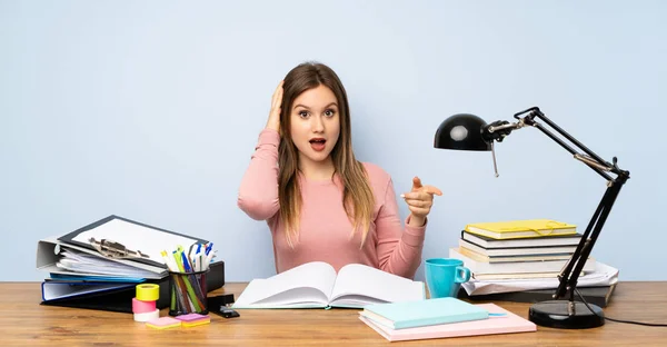 Adolescente Estudiante Chica Habitación Sorprendido Señalando Dedo Lado — Foto de Stock