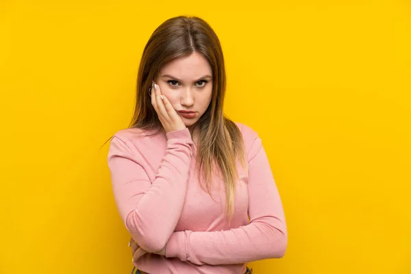 Adolescente Chica Sobre Aislado Amarillo Fondo Infeliz Frustrado — Foto de Stock