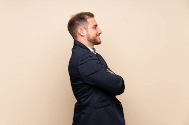 Yanal pozisyonda izole arka plan üzerinde Blonde adam