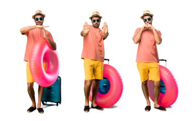 Onun yaz tatili yapma şapka ve güneş gözlüğü ile Man Seti