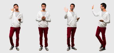 Izole arka plan üzerinde mobil ile esmer adam seti