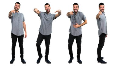 Yakışıklı adam seti birini işaret ve gülerek