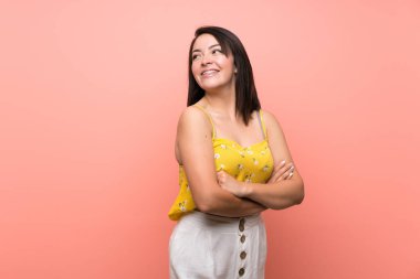 Kolları çapraz ve mutlu izole duvar üzerinde genç Meksikalı kadın