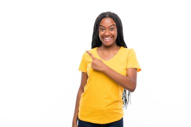 Izole beyaz arka plan yan işaret parmak üzerinde uzun örgülü saçlı Afro-Amerikan genç kız