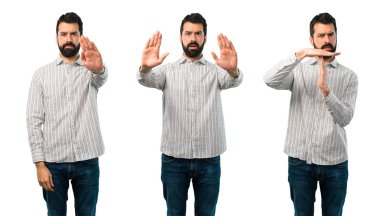 Sakallı yakışıklı adamın kolajı onunla dur jesti yapıyor 