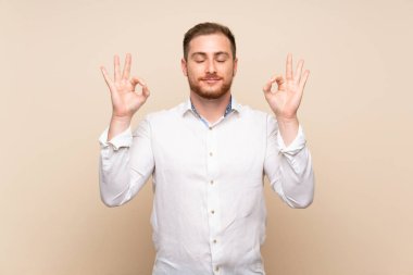 Zen poz izole arka plan üzerinde Blonde adam