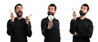 Bir ampul tutan sakallı yakışıklı adam kümesi