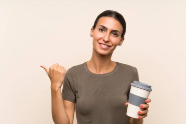 Genç kadın bir ürün sunmak için yan işaret kahve almak tutarak