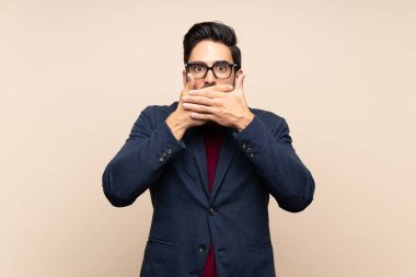 El ile izole arka plan üzerinde yakışıklı genç adam ağız kapsayan