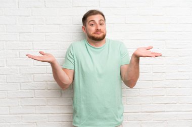 Duvara sarışın adam yüz ifadesi karıştırarak şüpheleri olan