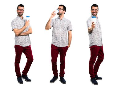 Götürmek için kahve tutan gözlüklü Yakışıklı adam seti