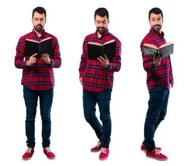 Yakışıklı adam tutan ve bir kitap okuma seti