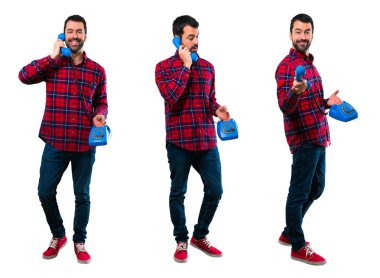 Yakışıklı adam vintage telefon konuşurken seti