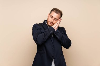 Izole arka plan üzerinde Blonde adam dorable ifade uyku jest yapma