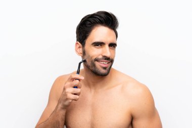 İzole beyaz duvarın üzerinde sakalını tıraş etmiş bir adam