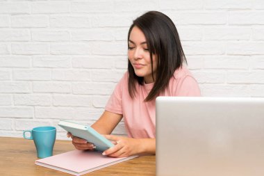 Bir dizüstü bilgisayar ile Genç Meksikalı kadın