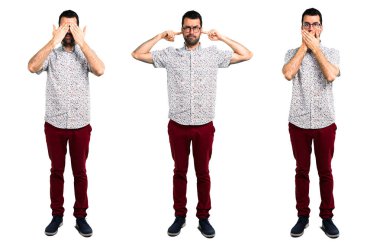 Ağız, kulak ve gözleri kaplayan gözlüklü yakışıklı bir adam seti