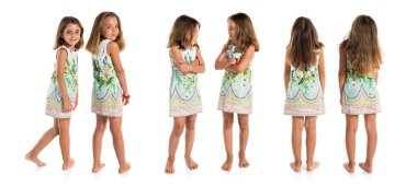 Beyaz arka planda üzgün ikiz kız kardeşler 